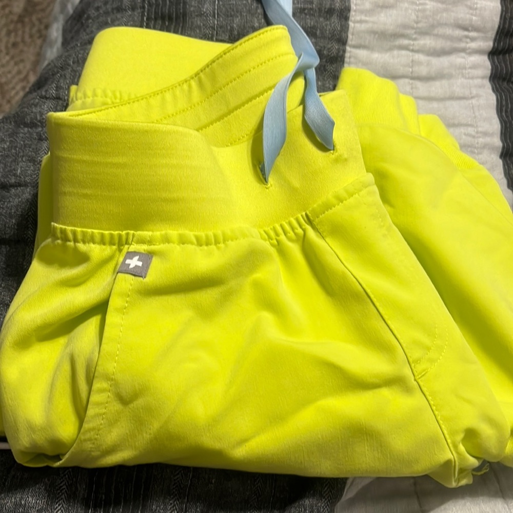 Figs citron Zamora jogger scrub pants, XS petite.